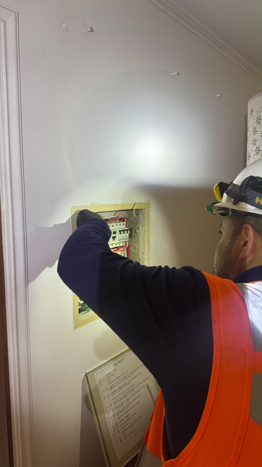 Técnico electricista trabajando en un tablero eléctrico en Santiago
